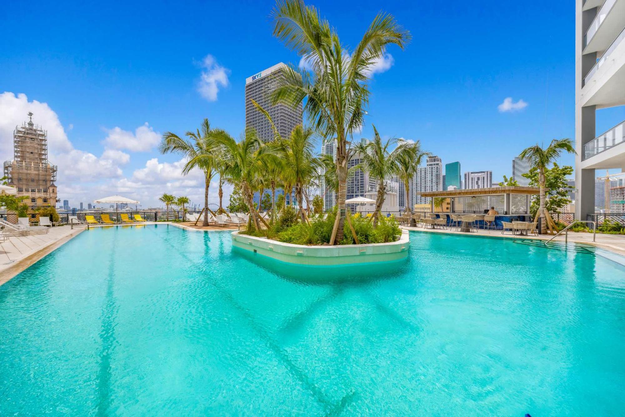 Apartment Modern Dtw Escape With Water Views