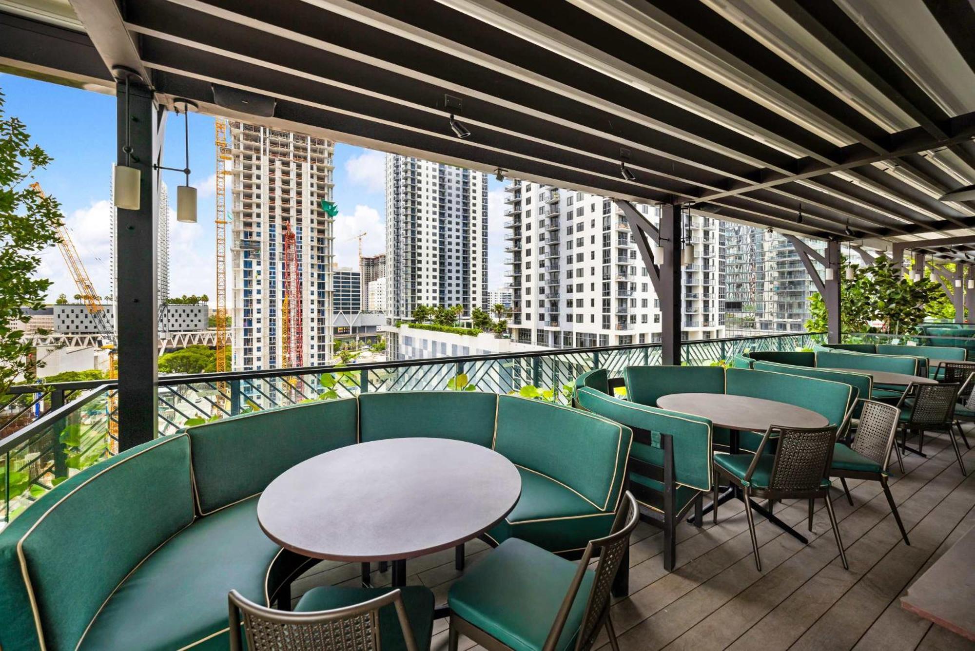 Modern Dtw Escape With Water Views Apartment *