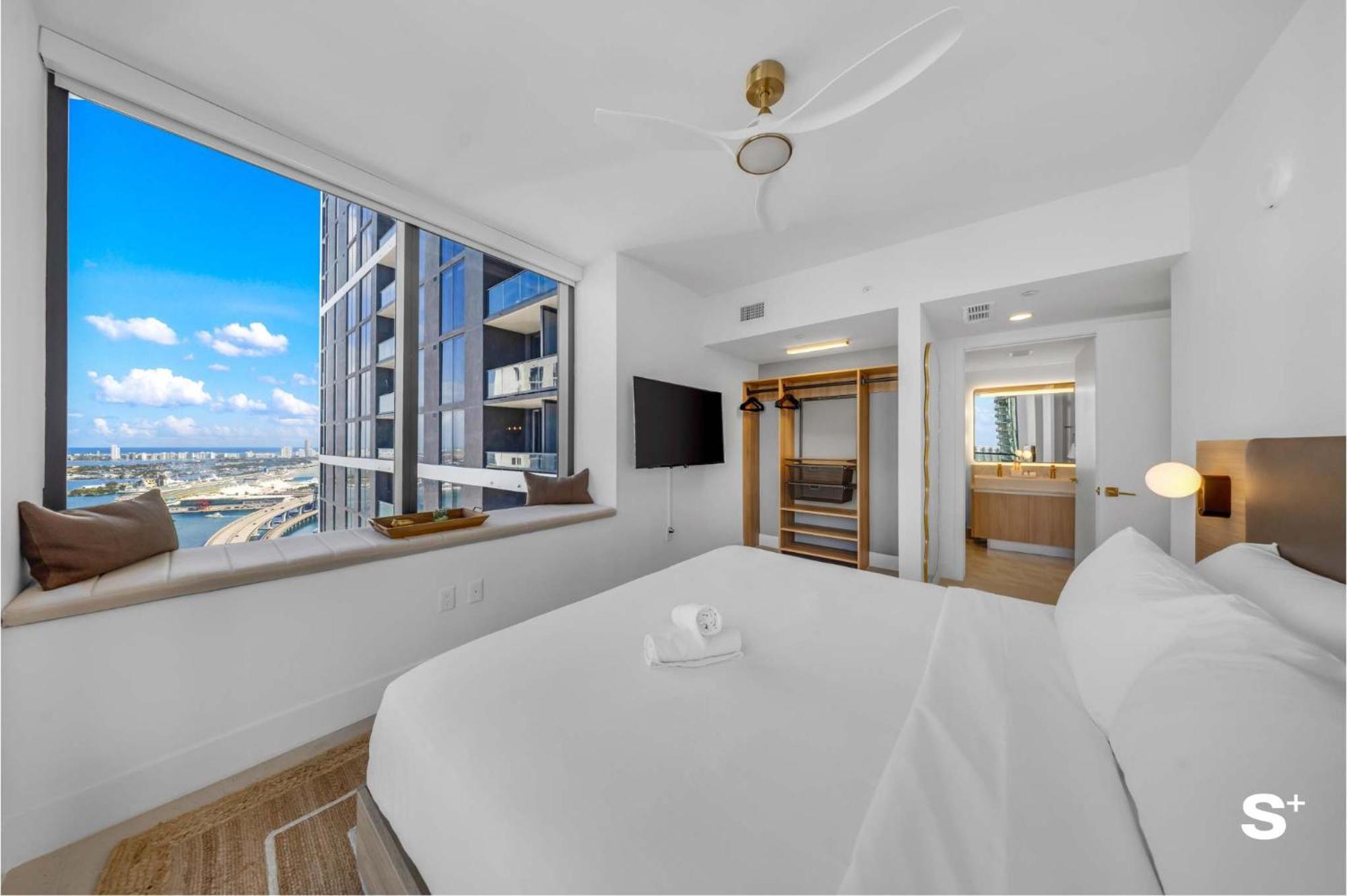 Modern Dtw Escape With Water Views Apartment