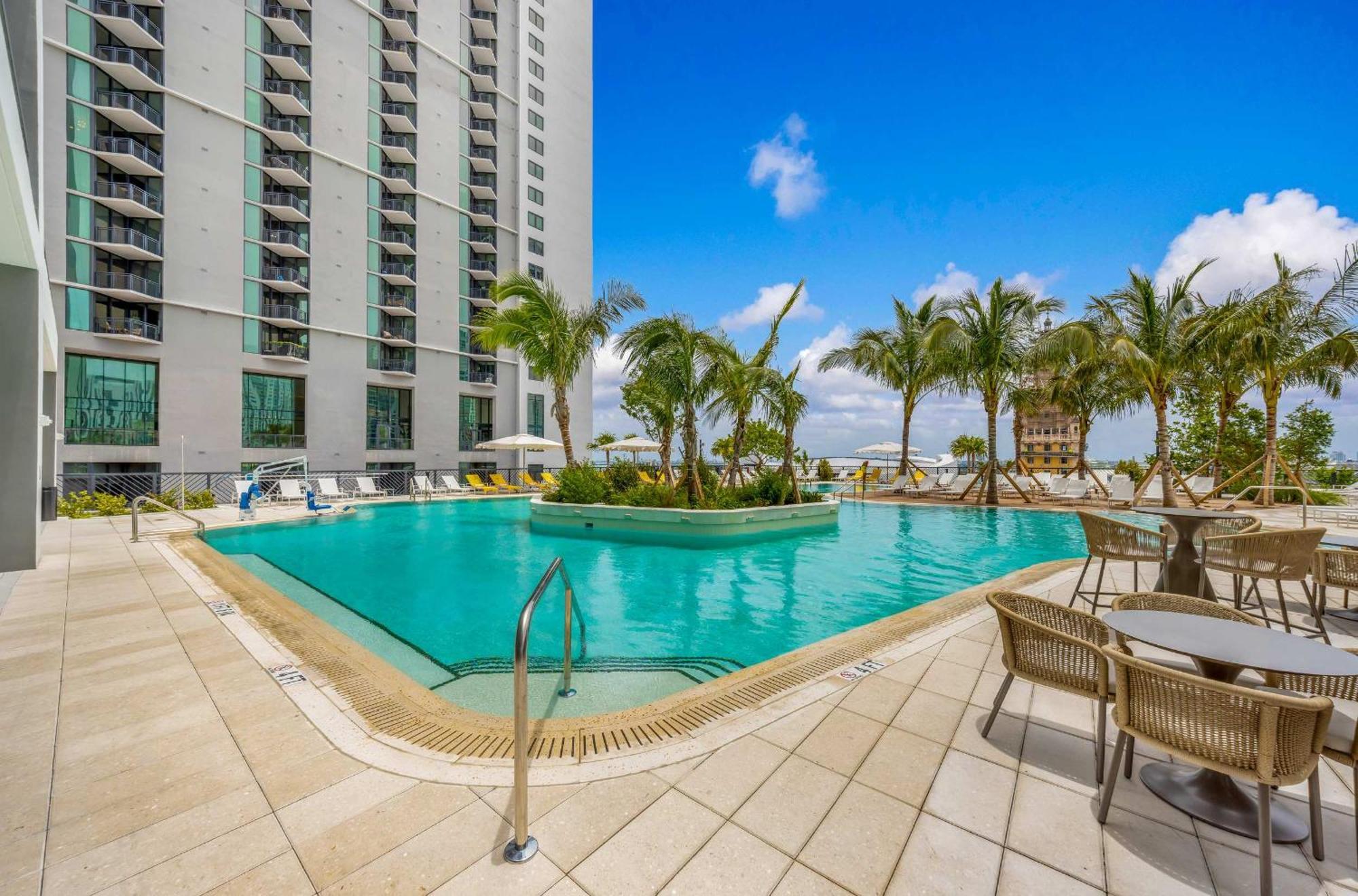 Modern Dtw Escape With Water Views *