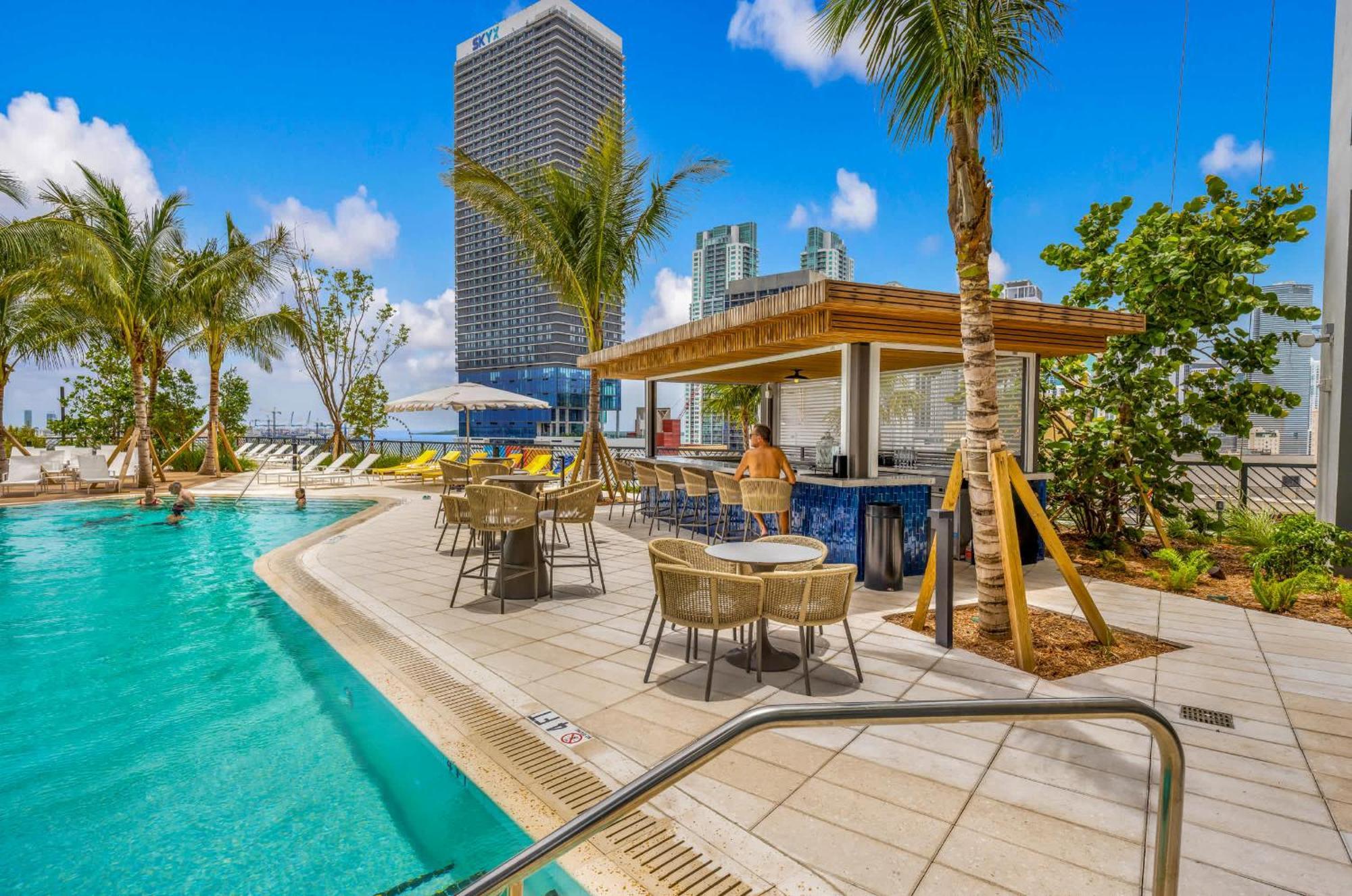 Modern Dtw Escape With Water Views Apartment