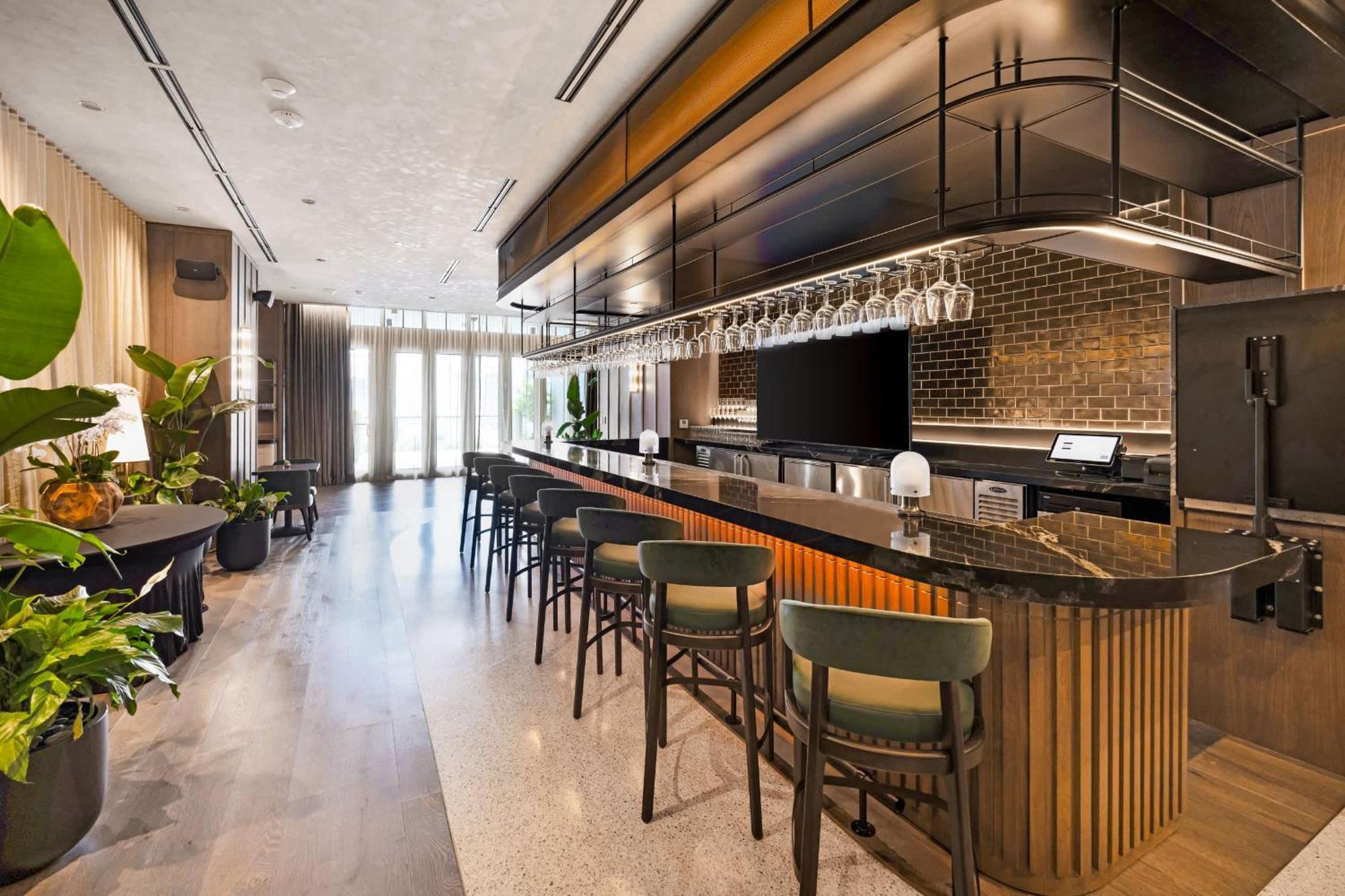 Modern Dtw Escape With Water Views Apartment *