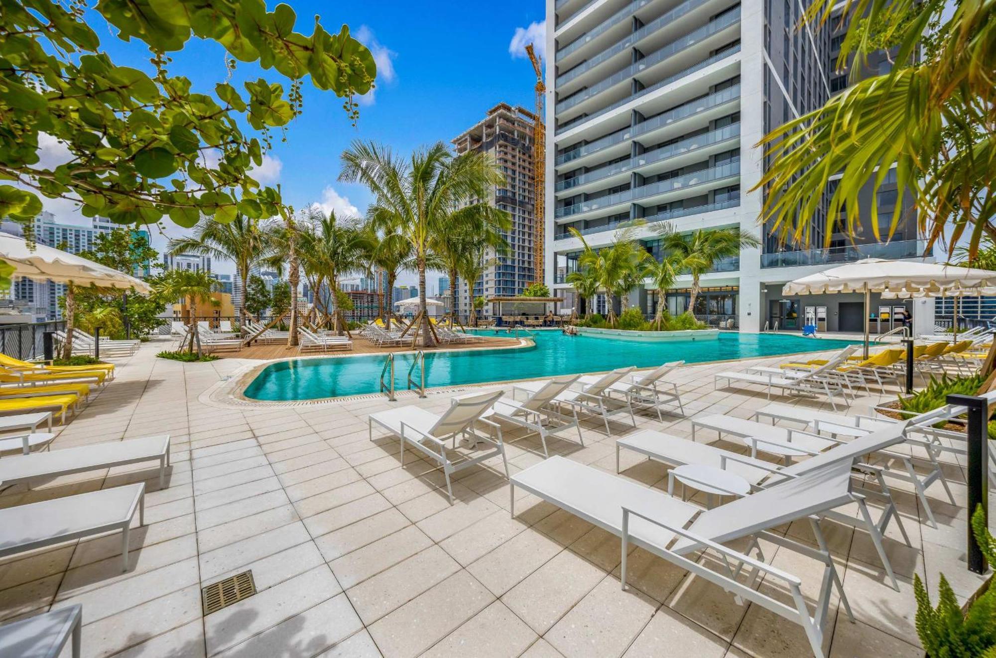 Modern Dtw Escape With Water Views Apartment *