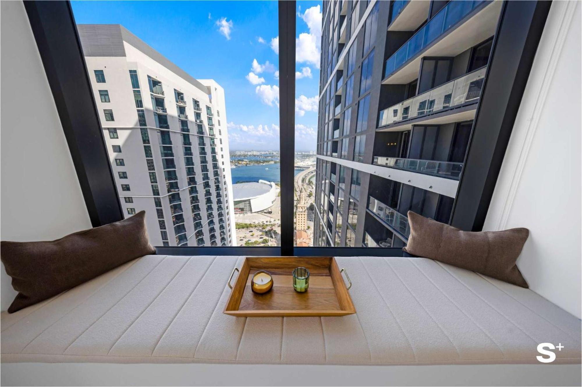 Modern Dtw Escape With Water Views Apartment Miami