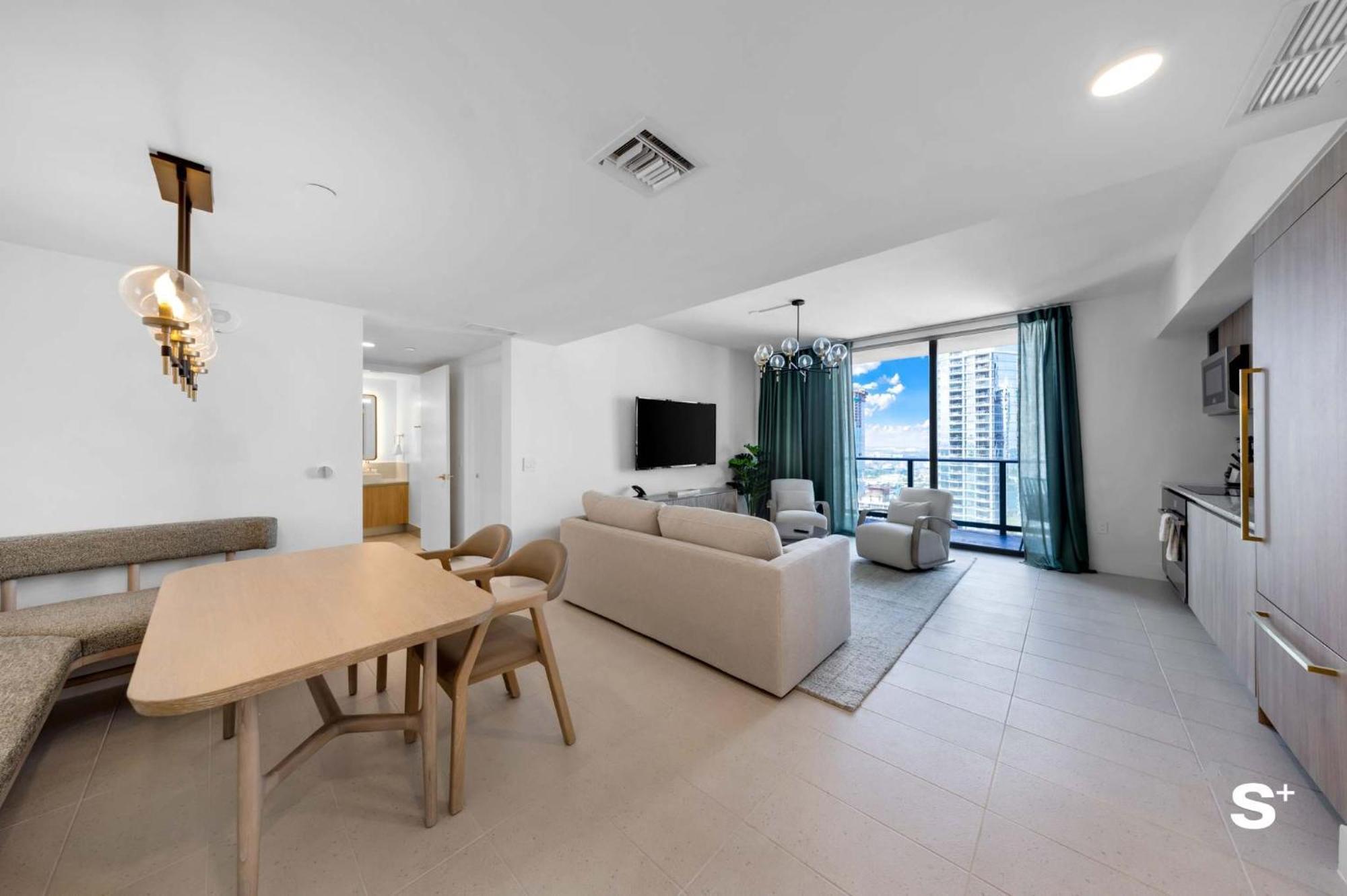Modern Dtw Escape With Water Views Apartment