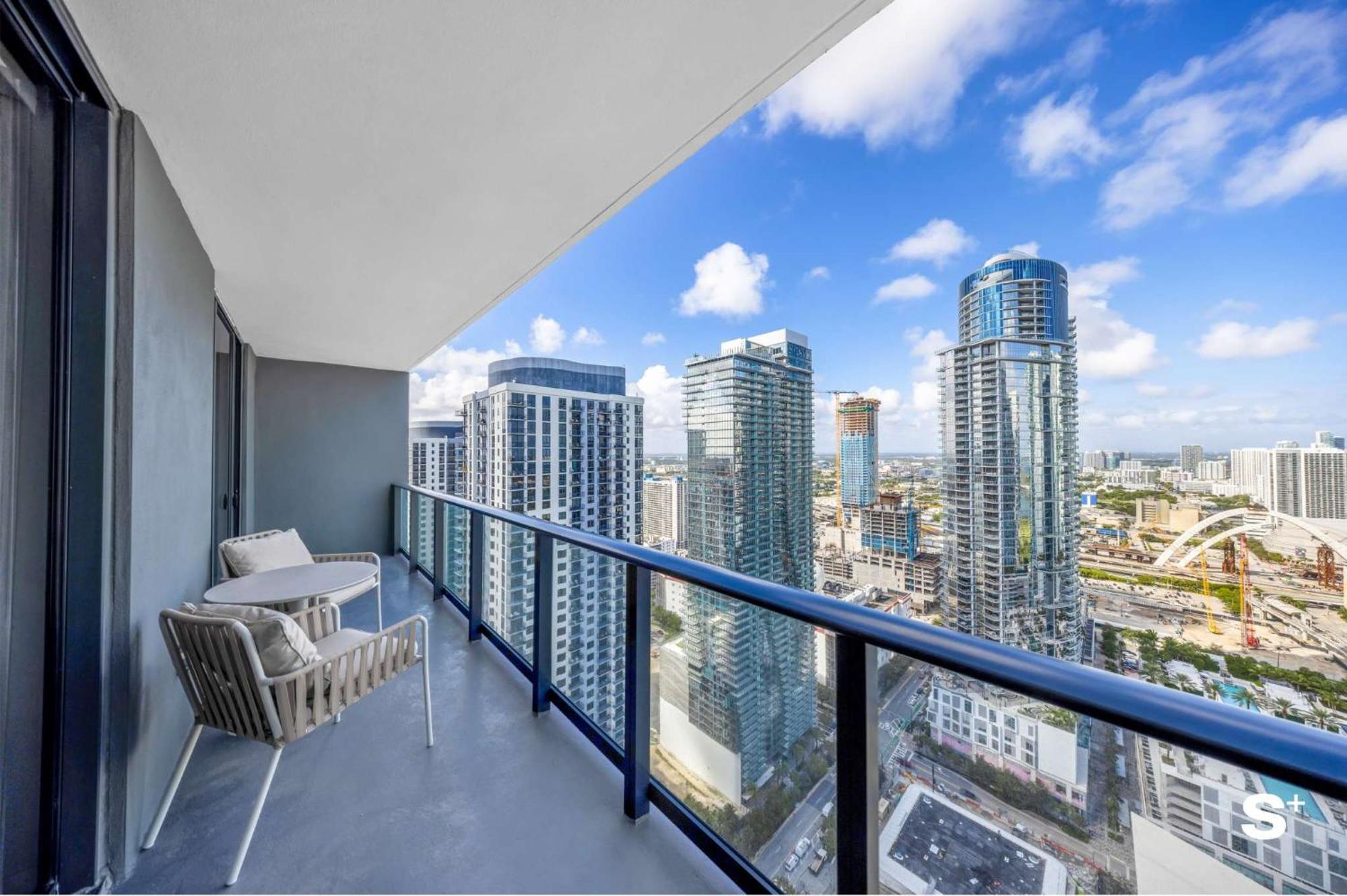 Modern Dtw Escape With Water Views *