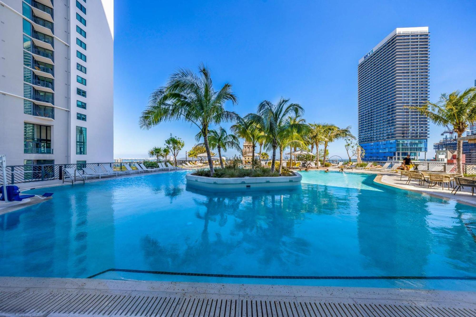 Modern Dtw Escape With Water Views Apartment *